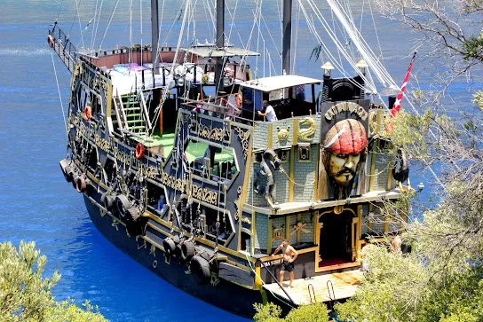 Keşfedin ve Eğlence Dolu Bir Maceraya Atılın Ölüdeniz Korsan Tekne Turu